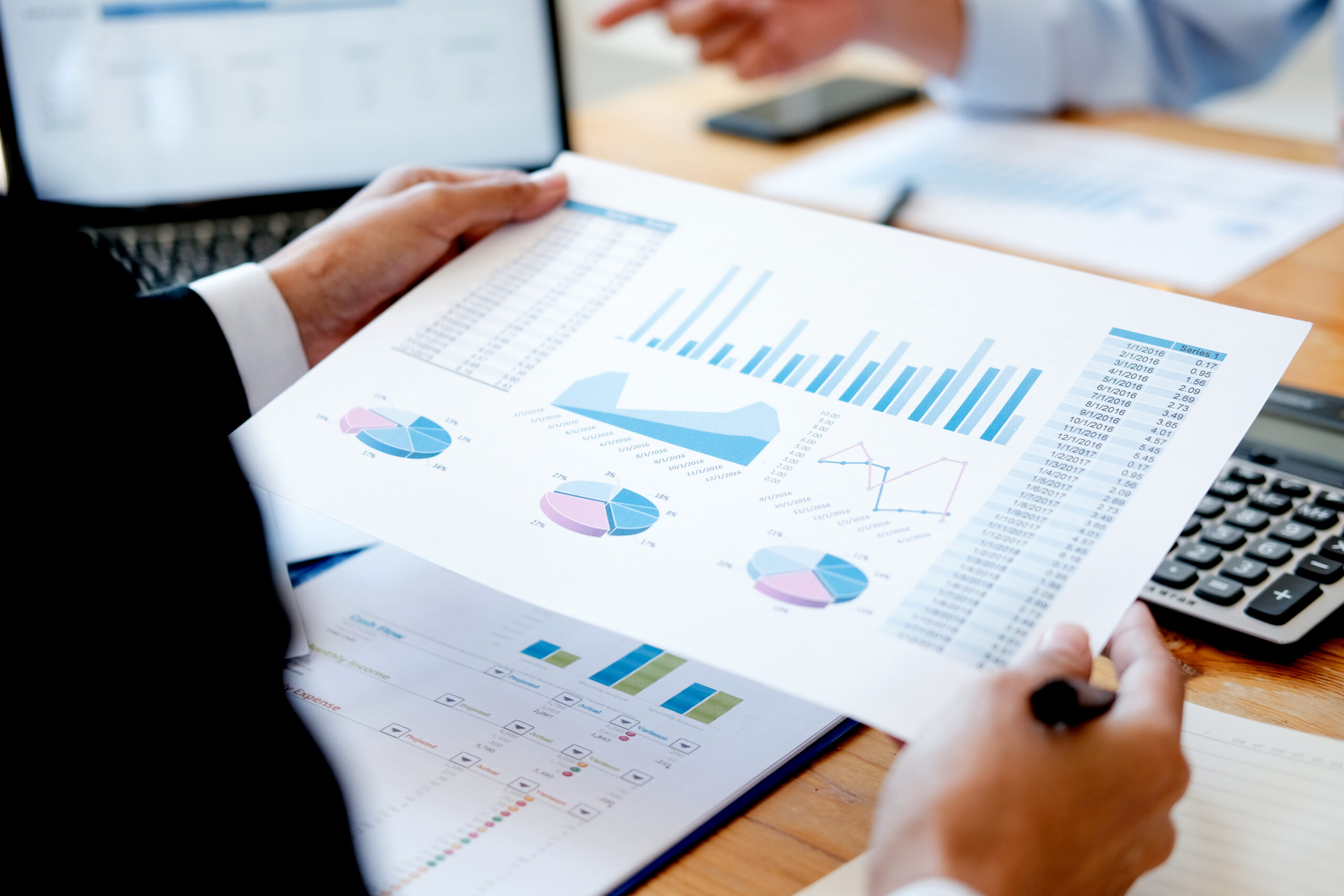 0409a0ec181e3cbc054bb93a5f83e0a Business People Meeting Design Ideas professional investor working new start up project. Concept. business planning in office.